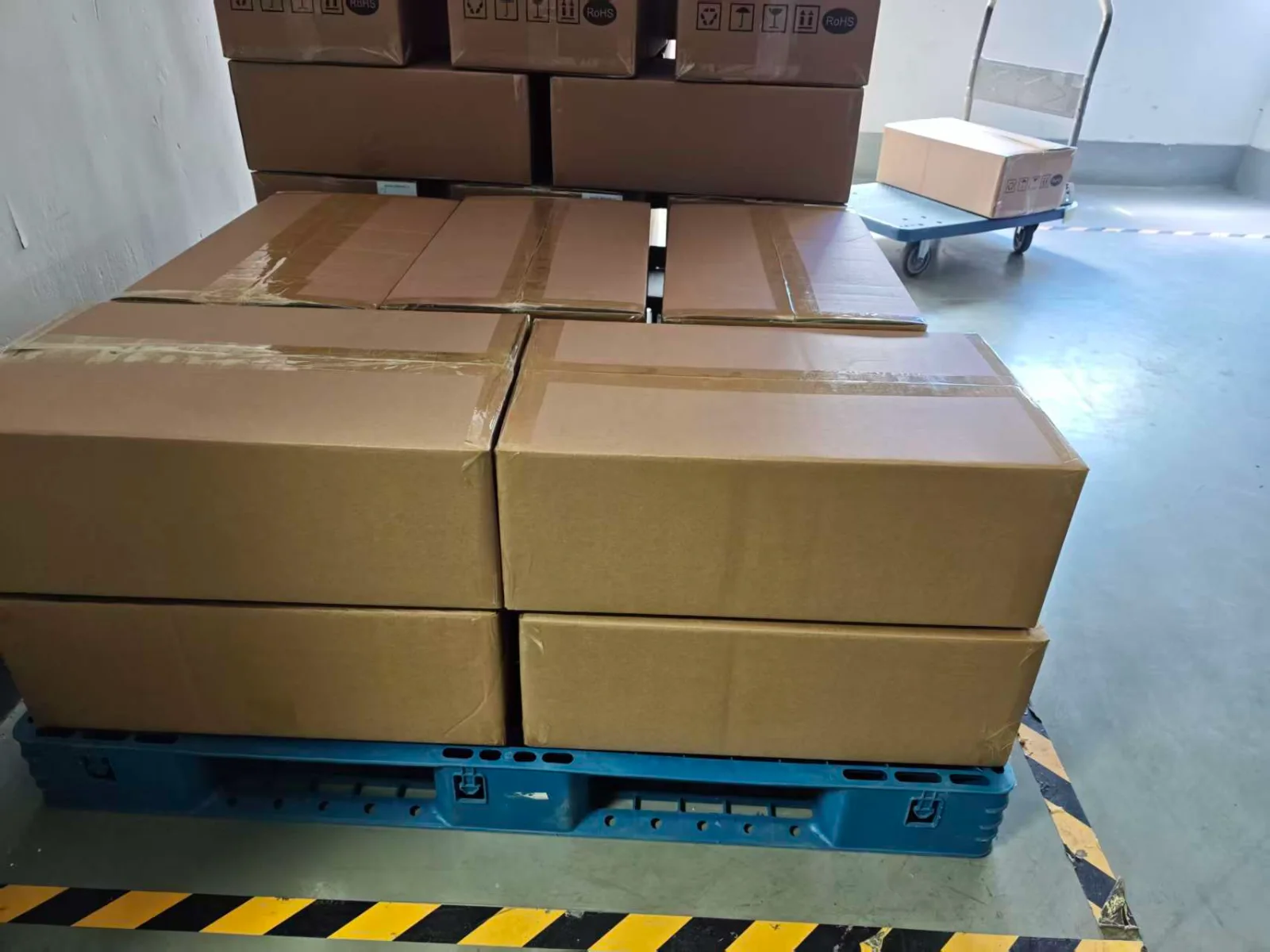 Bulk cartons prepared for charging products shipment